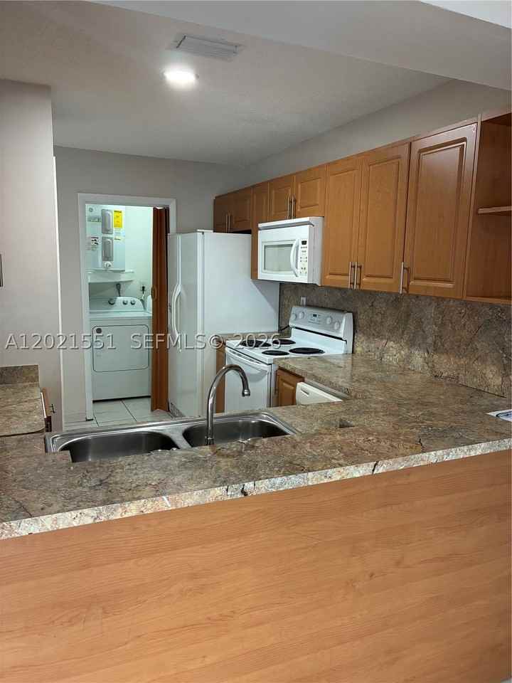 10881 Sw 24th Ter #10881 - Photo 6 of 18