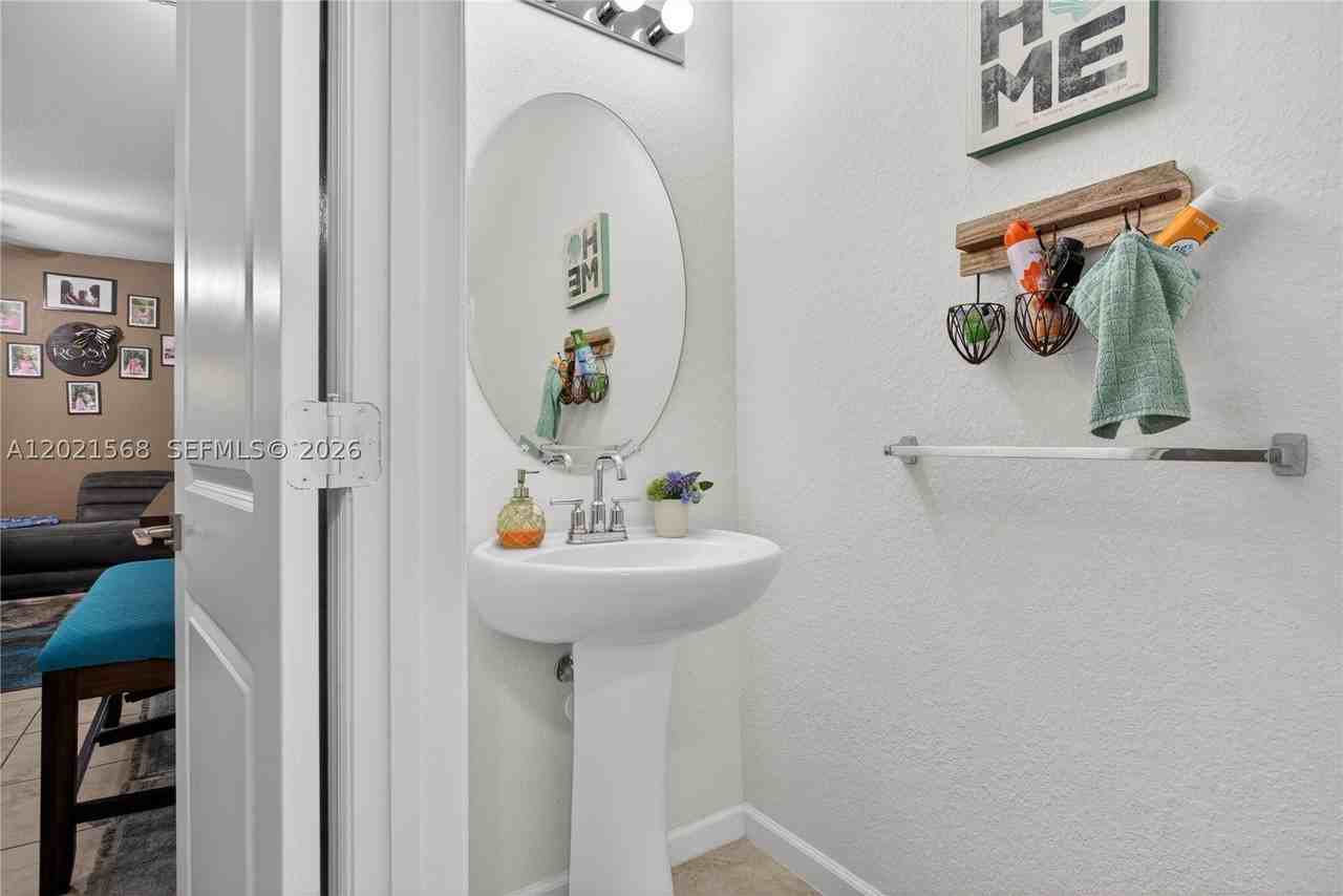 4044 Nw 11th St #4044 - Photo 3 of 33