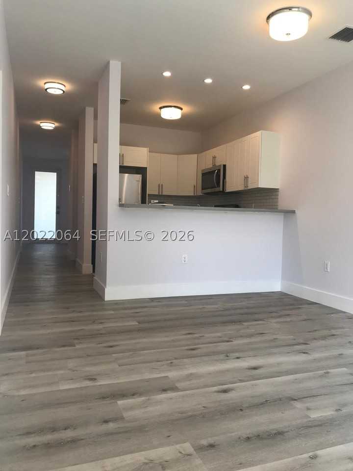 810 E 32nd St #810 - Photo 5 of 16