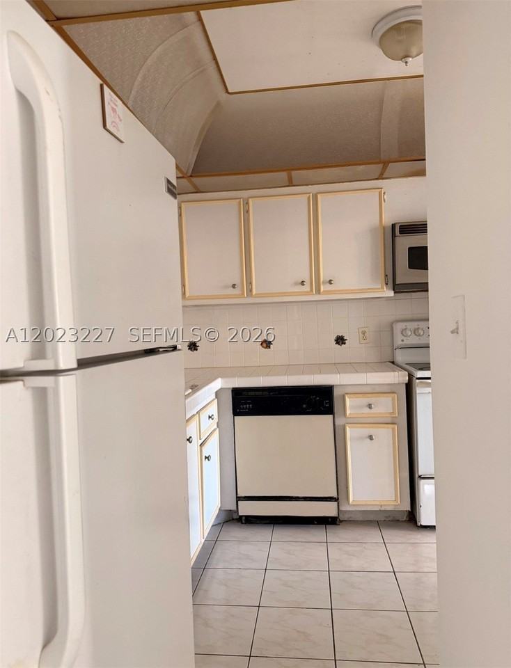 2025 Ne 164th St #706 - Photo 3 of 8
