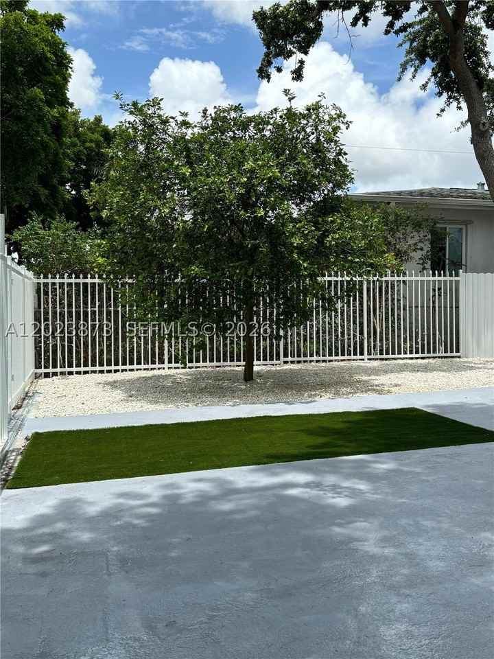 4727 Nw 5th Ave #4727 - Photo 3 of 27