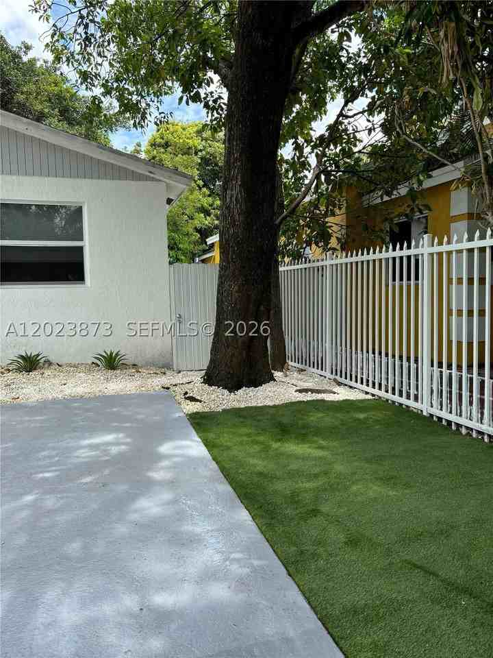 4727 Nw 5th Ave #4727 - Photo 4 of 27
