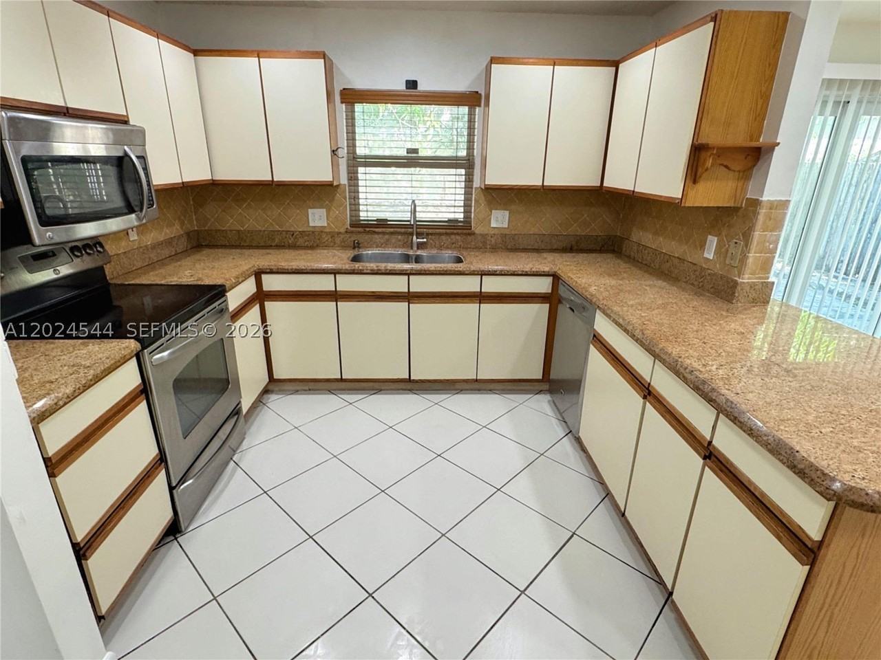 61 Sw 34th Ave - Photo 2 of 15