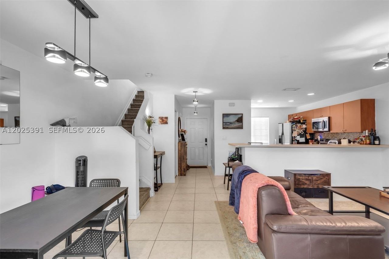 212 Ne 3rd St #10 - Photo 7 of 38