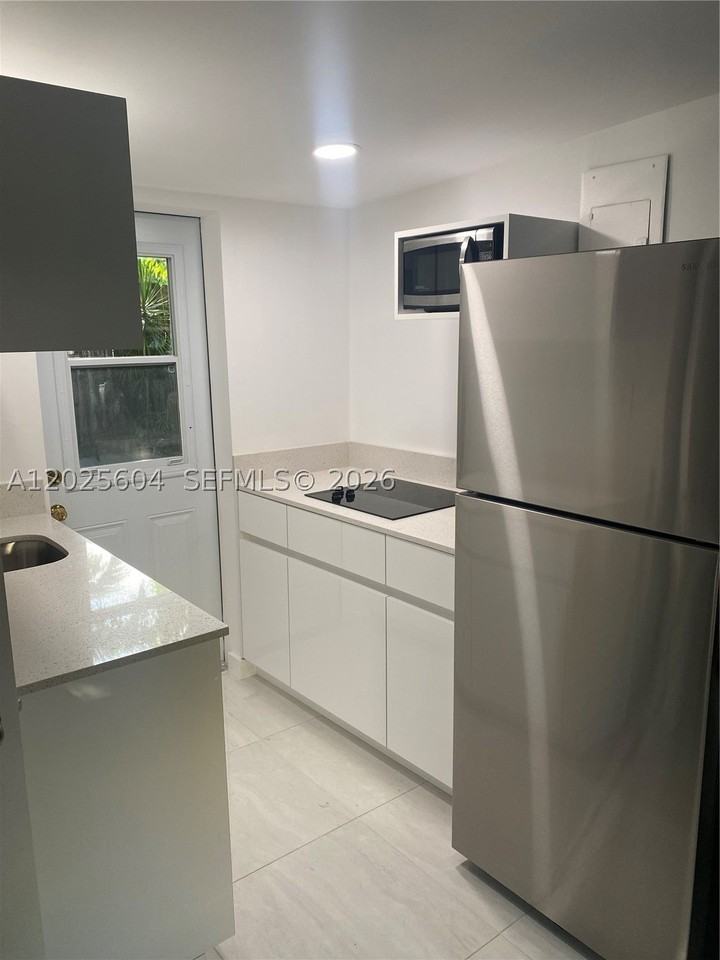 1710 Michigan Ave - Photo 5 of 26