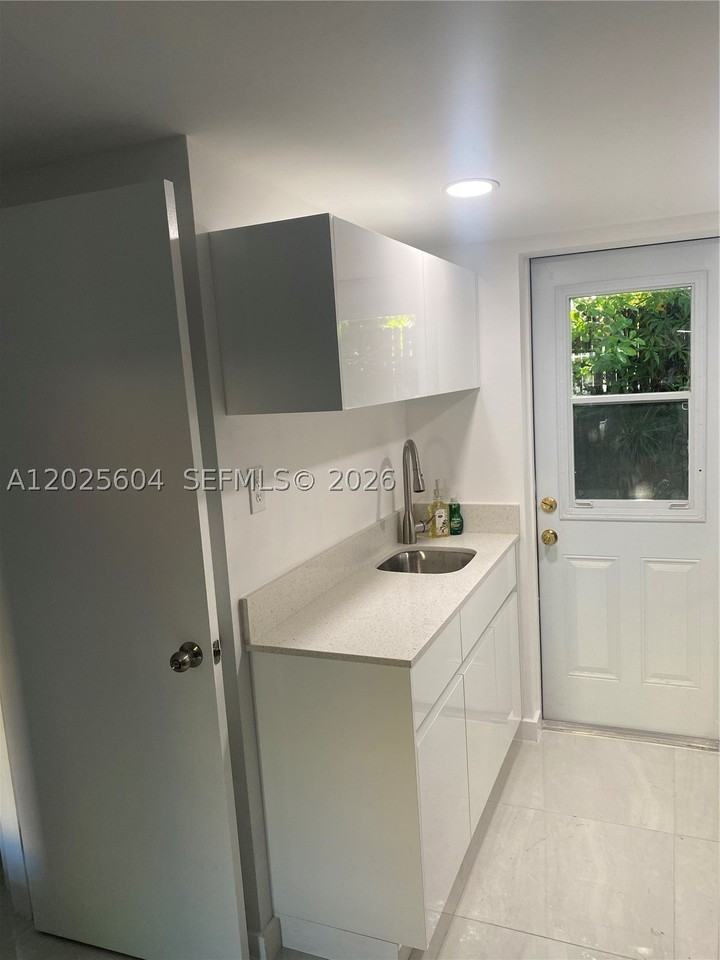 1710 Michigan Ave - Photo 6 of 26