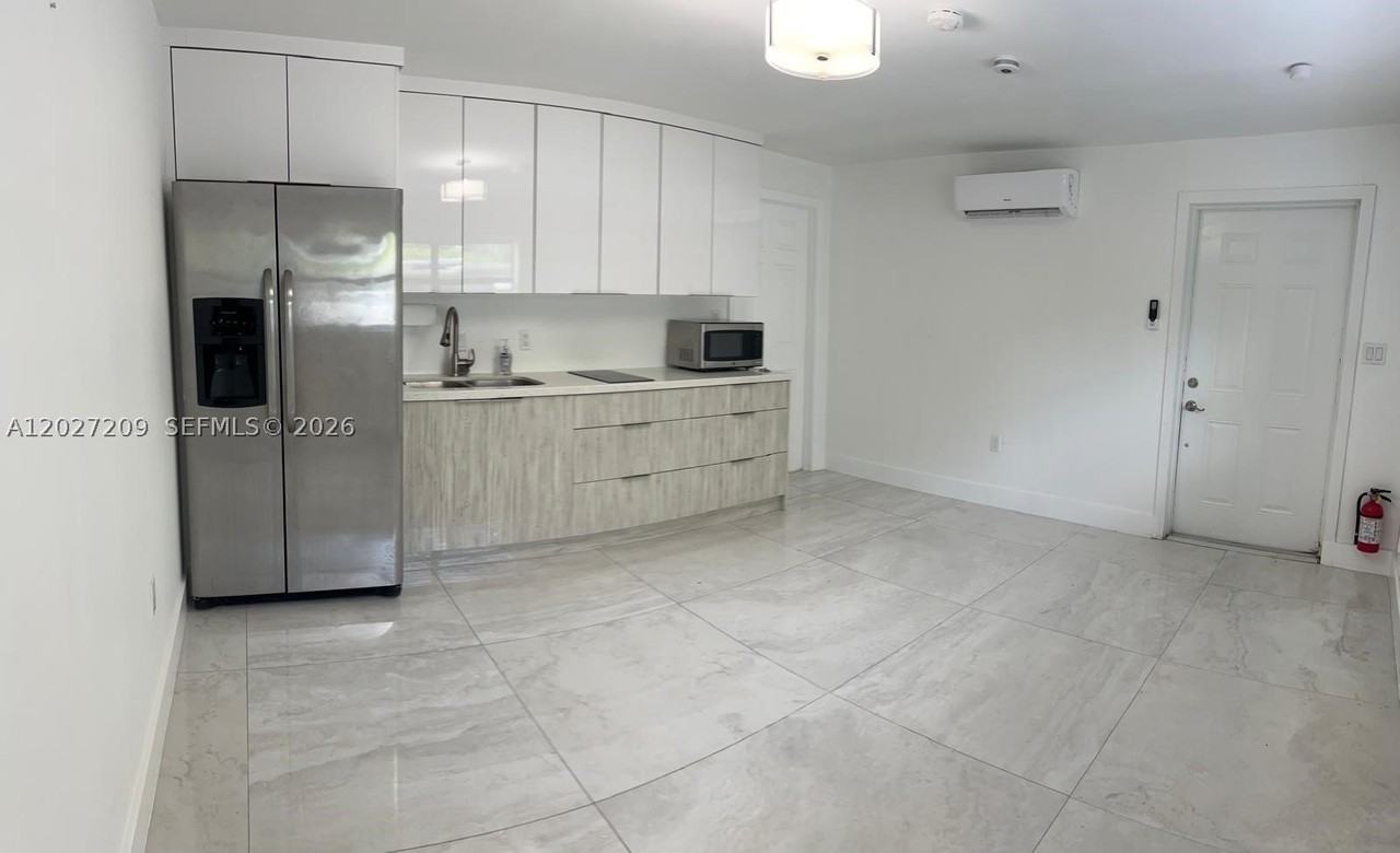841 S 24th Ave #B - Photo 7 of 19