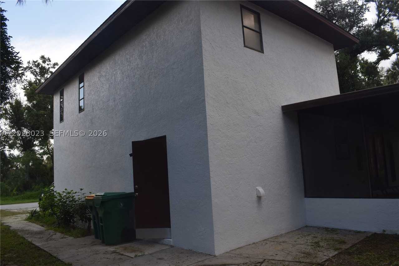 17113 Russell Ave - Photo 3 of 21