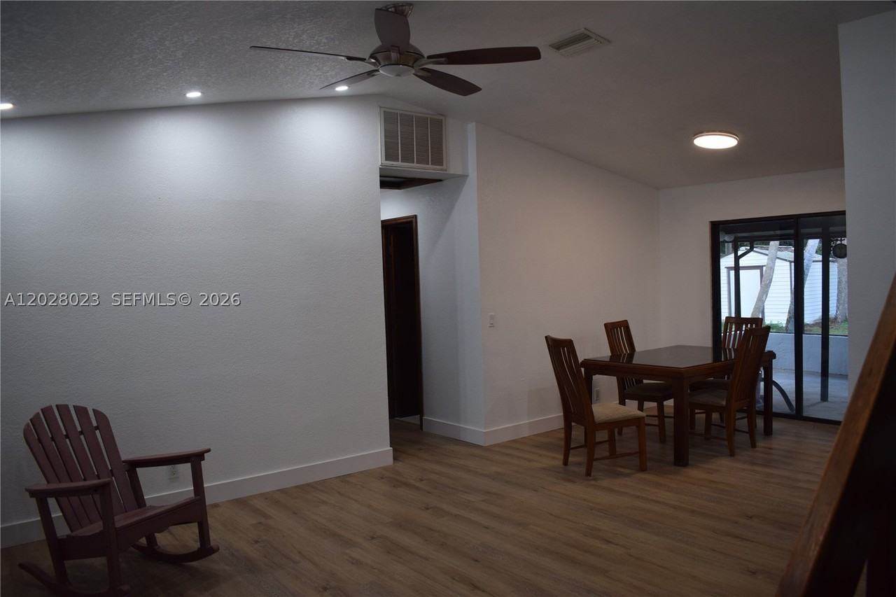 17113 Russell Ave - Photo 4 of 21