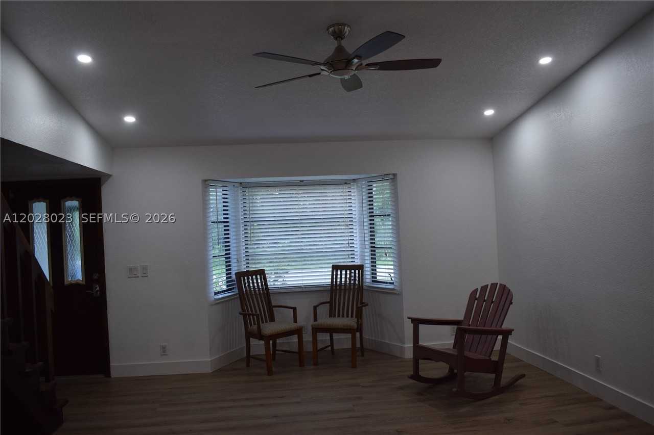 17113 Russell Ave - Photo 5 of 21