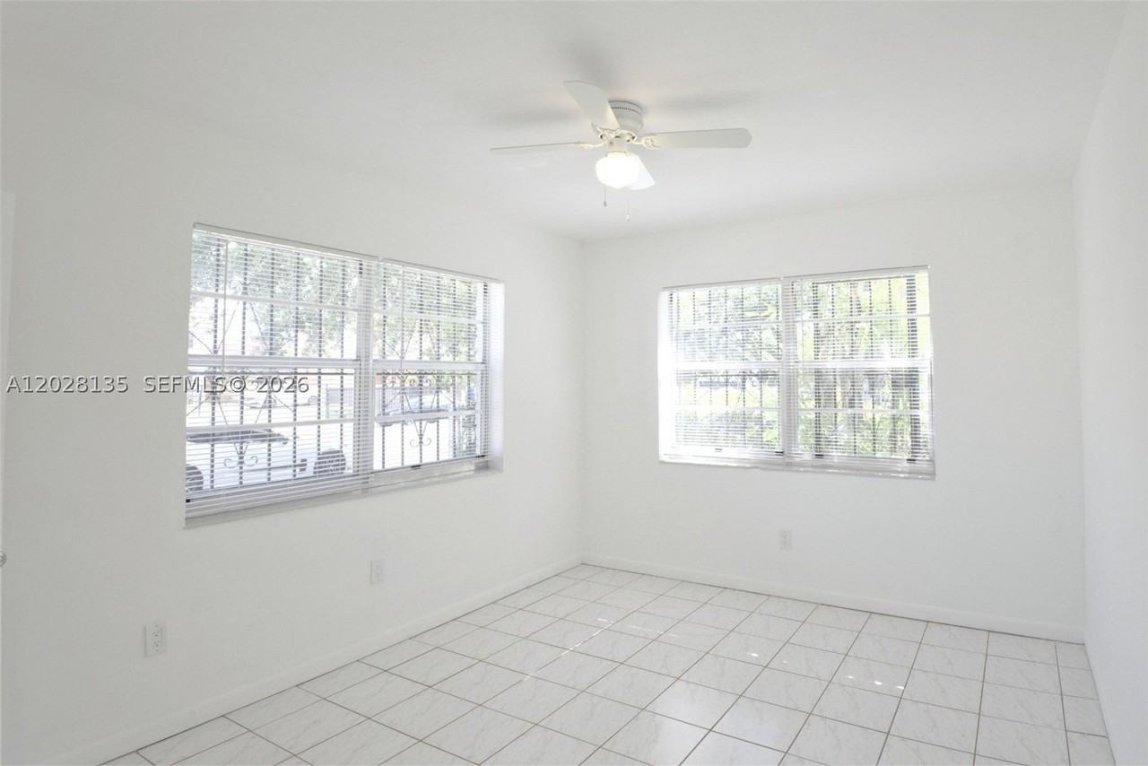 1570 Nw 2nd St - Photo 3 of 24