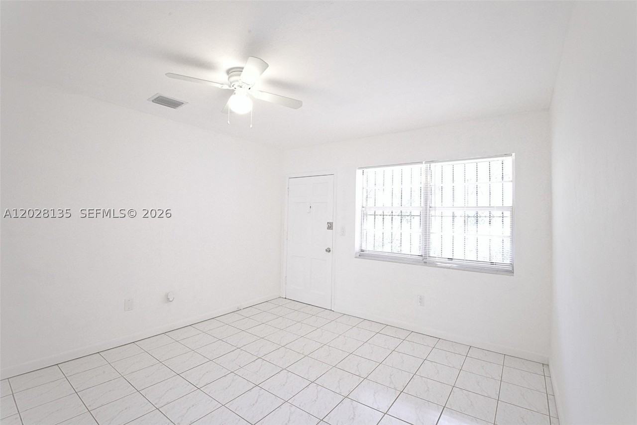 1570 Nw 2nd St - Photo 5 of 24