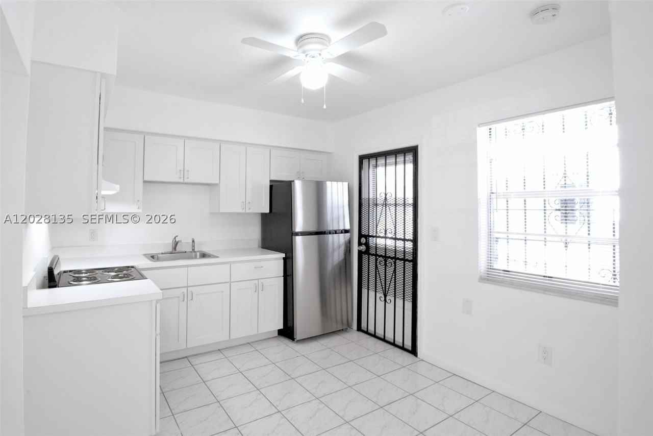 1570 Nw 2nd St - Photo 7 of 24