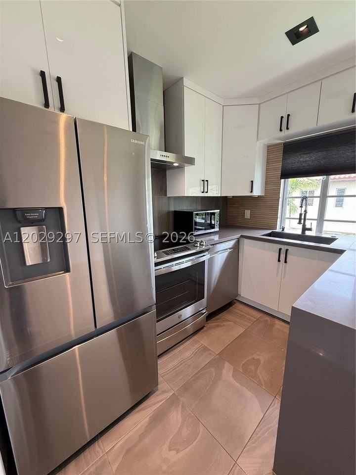 657 Ne 92nd St #4E - Photo 4 of 29