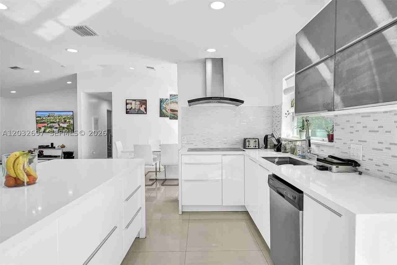 2190 Ne 122nd St - Photo 2 of 7