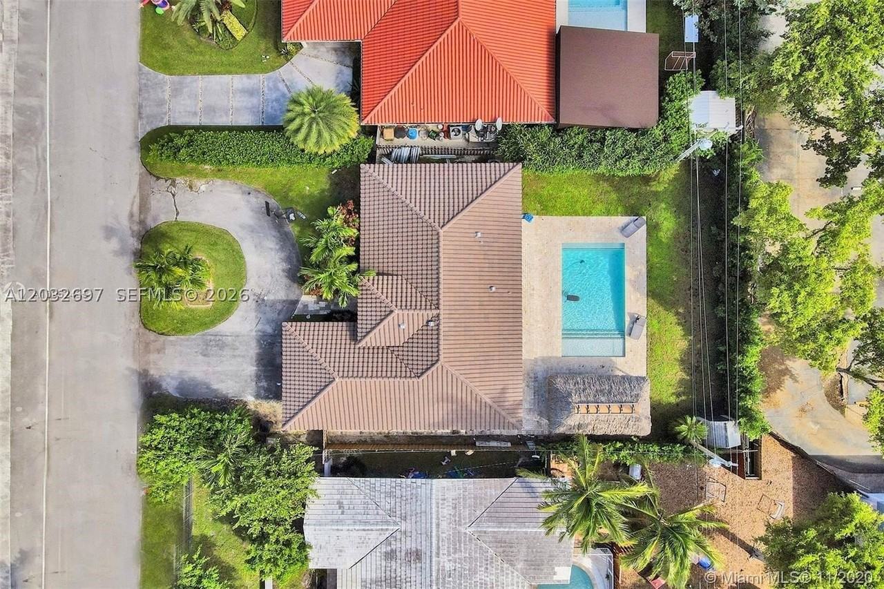 2190 Ne 122nd St - Photo 4 of 7
