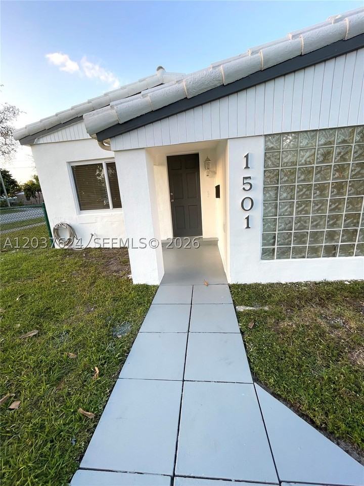 1501 Ne 173rd St - Photo 3 of 20