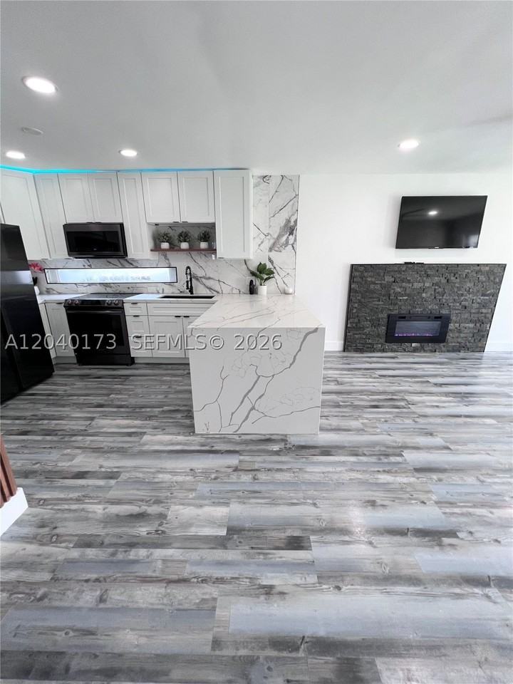 2425 Sw 26th Ln - Photo 2 of 22