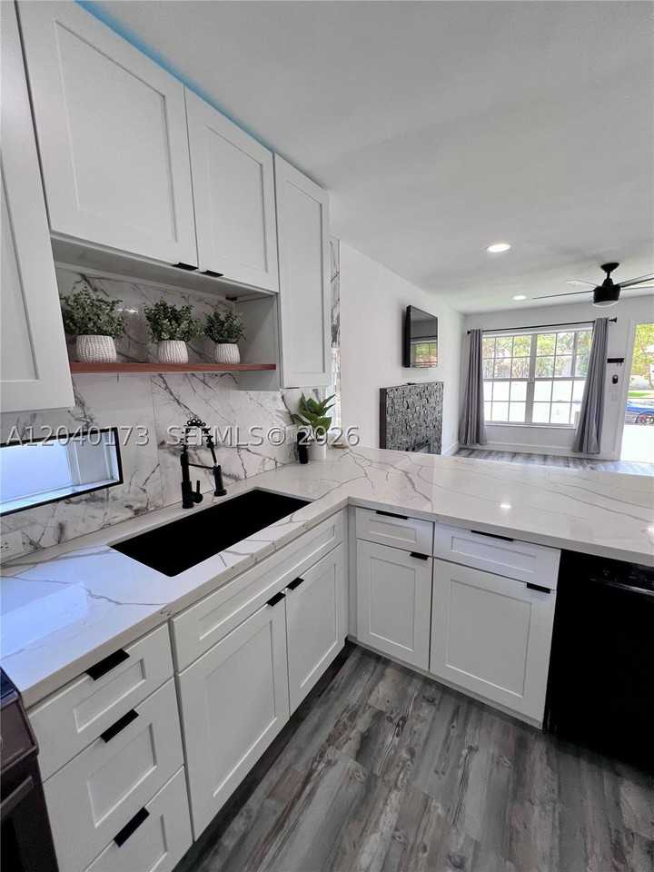 2425 Sw 26th Ln - Photo 3 of 22