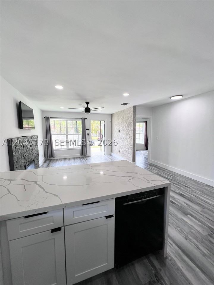 2425 Sw 26th Ln - Photo 4 of 22
