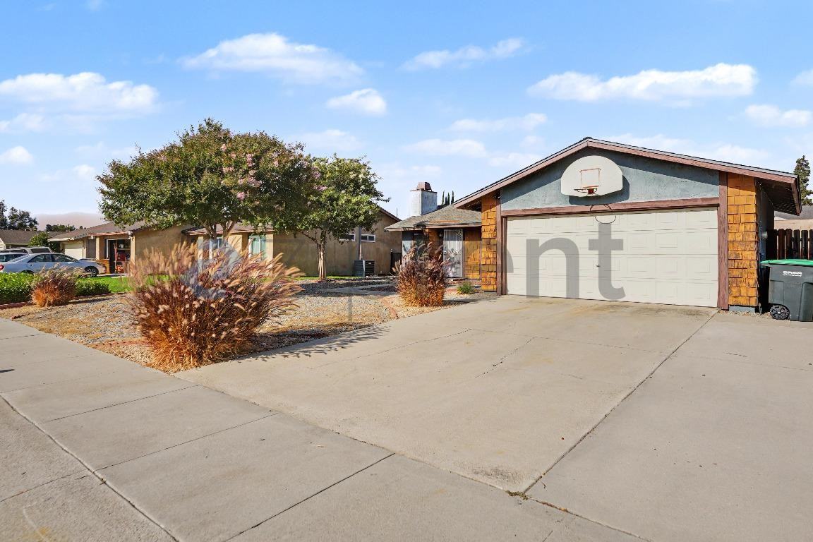 1140 Valley Spring Ln - Photo 4 of 17
