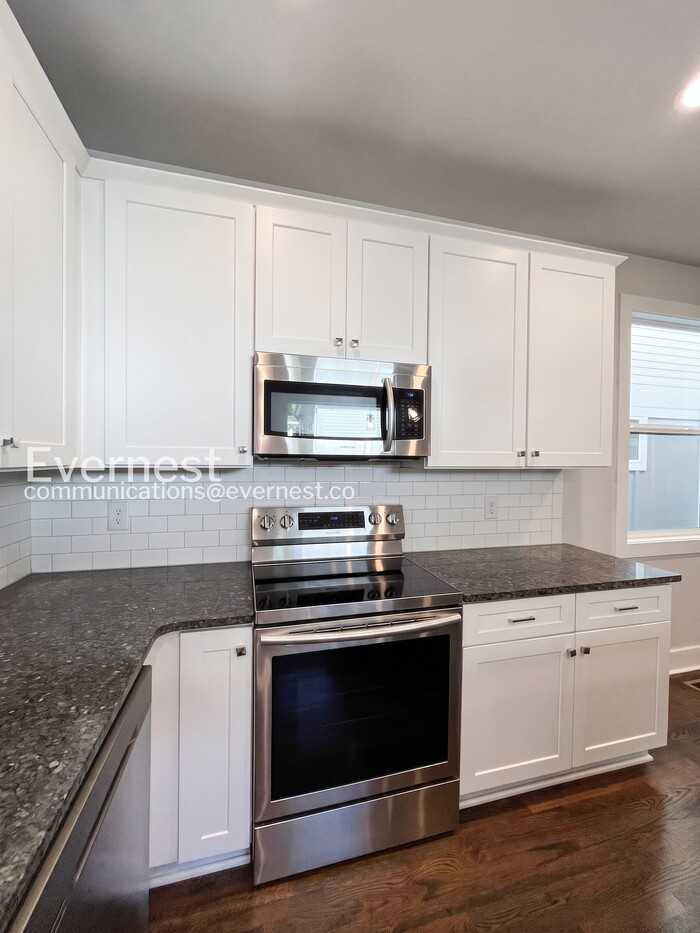 336 Queen Ave - Photo 3 of 35