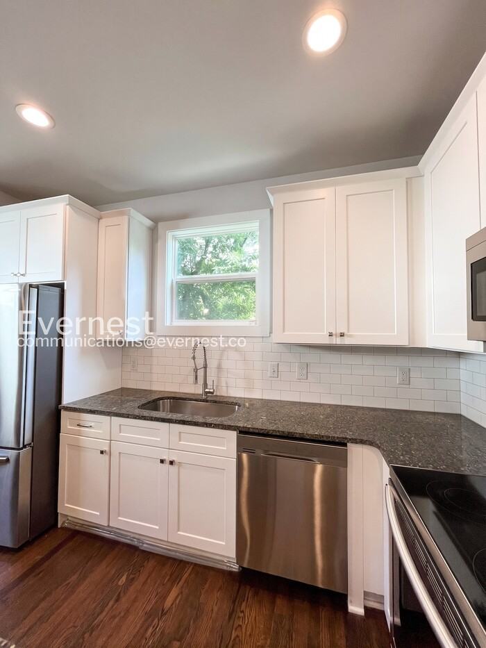 336 Queen Ave - Photo 4 of 35