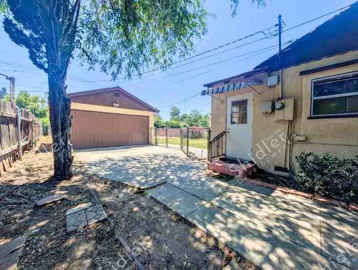 3245 N Stoddard Ave - Photo 4 of 48