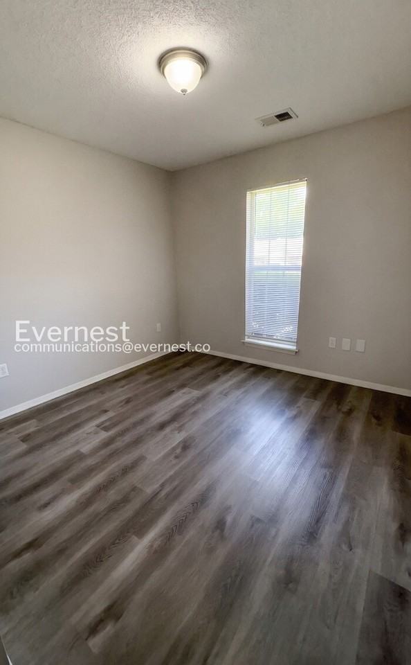 4199 Blackstone Dr - Photo 5 of 19