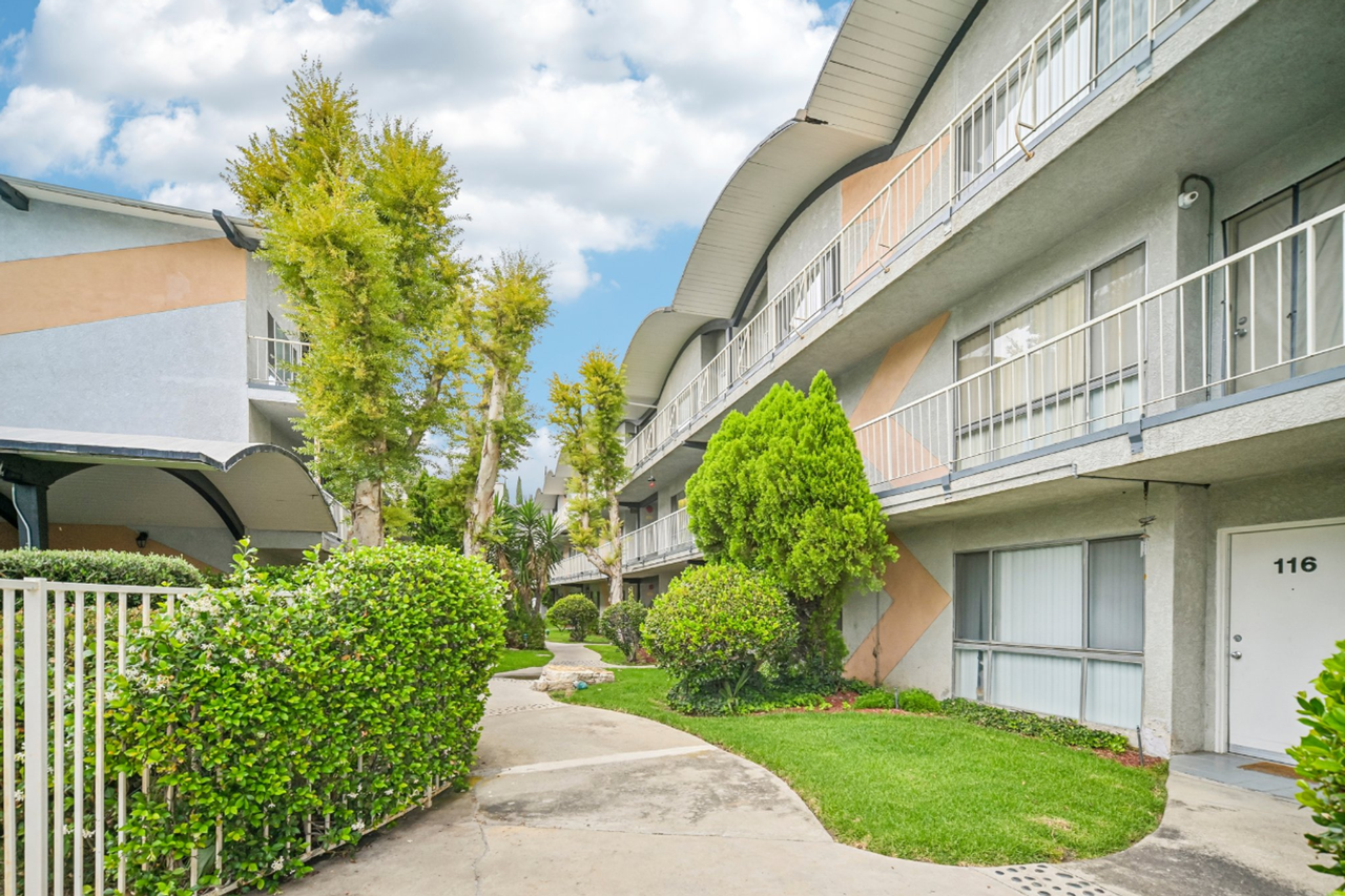 Sherman Garden Apts.. Gorgeous Newly Remodeled Apartments!! CALL NOW! - Photo 2 of 7