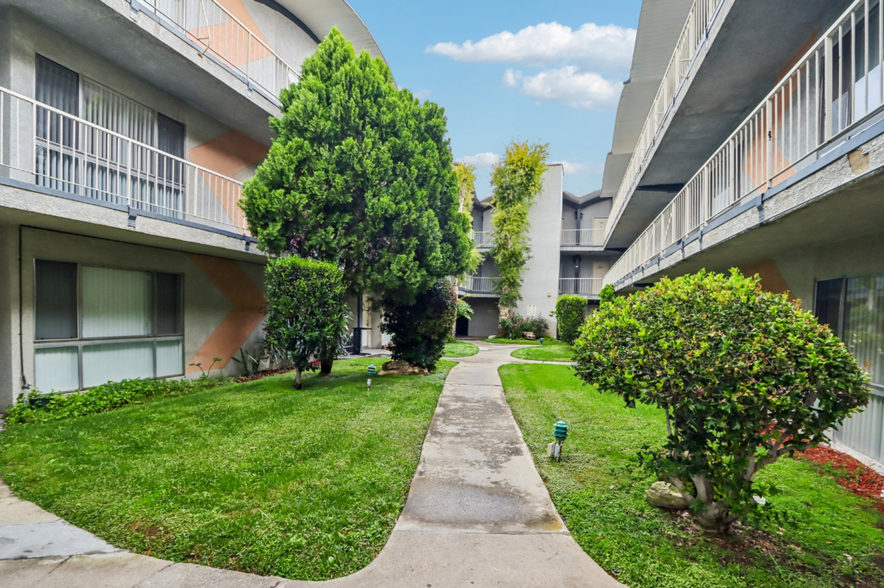 Sherman Garden Apts.. Gorgeous Newly Remodeled Apartments!! CALL NOW! - Photo 4 of 7