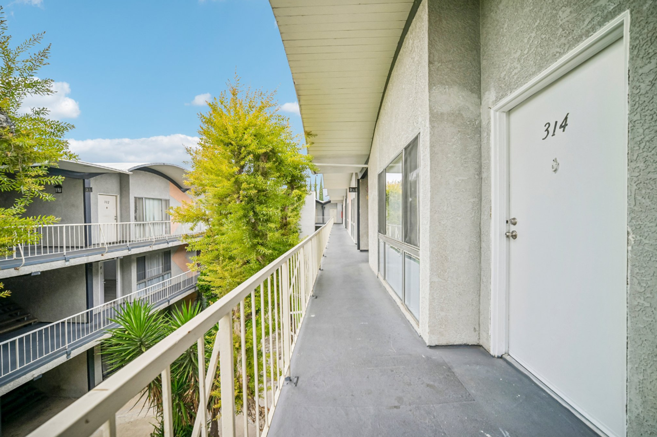 Sherman Garden Apts.. Gorgeous Newly Remodeled Apartments!! CALL NOW! - Photo 5 of 7
