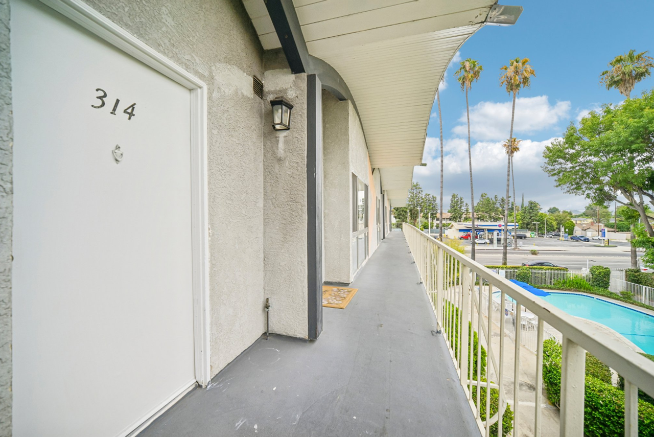 Sherman Garden Apts.. Gorgeous Newly Remodeled Apartments!! CALL NOW! - Photo 6 of 7