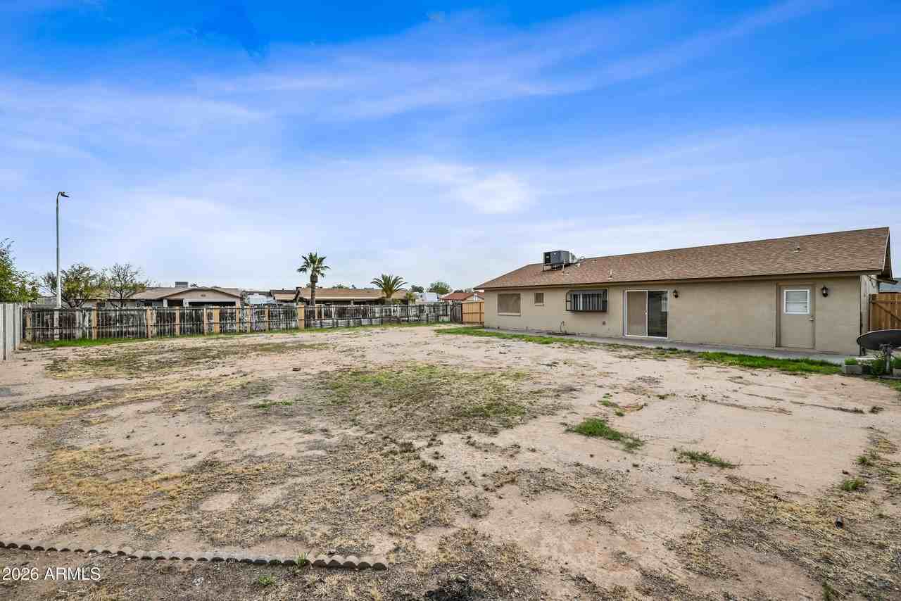11102 W Turney Ave - Photo 4 of 25