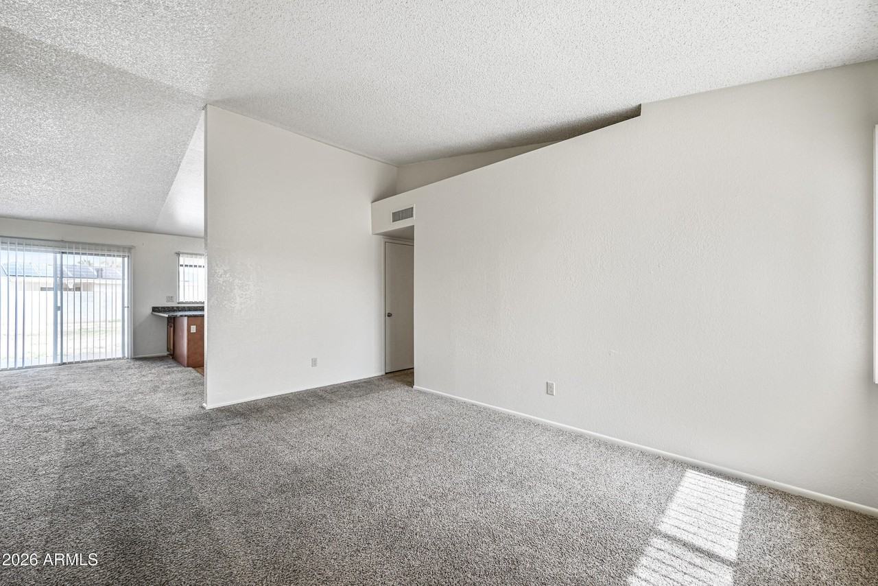 11102 W Turney Ave - Photo 5 of 25