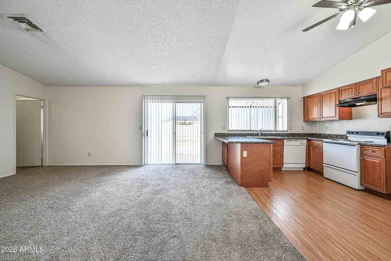 11102 W Turney Ave - Photo 5 of 24