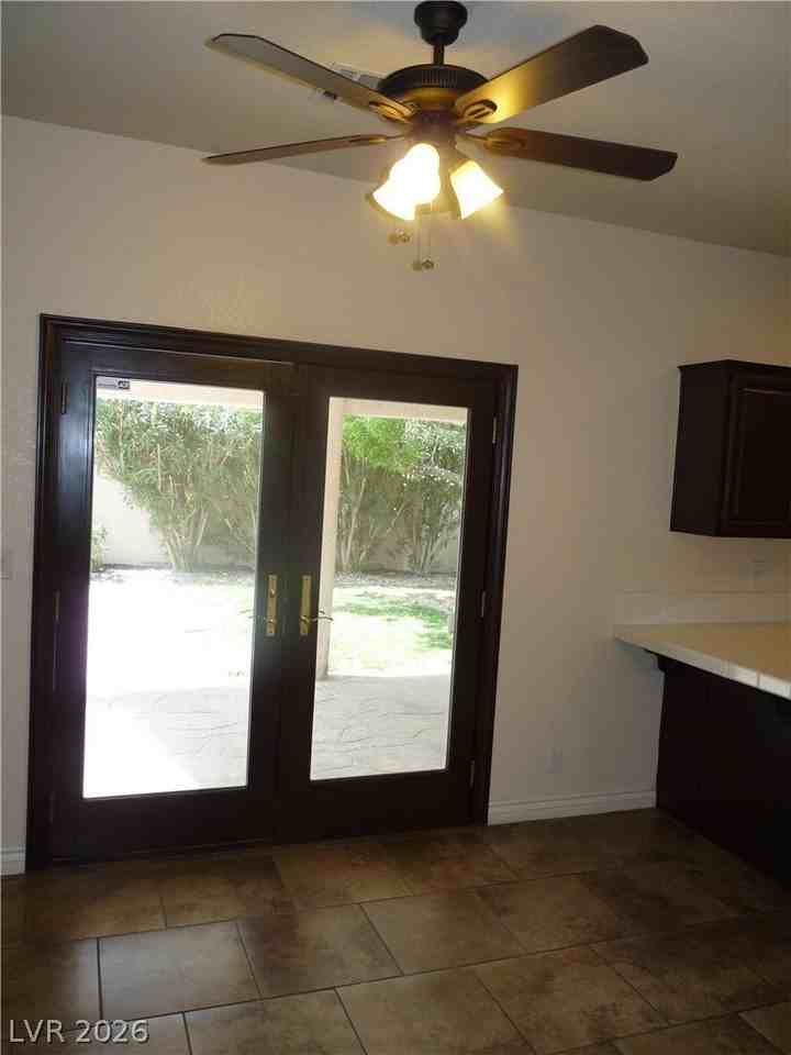 7845 Meadow Creek St - Photo 5 of 18