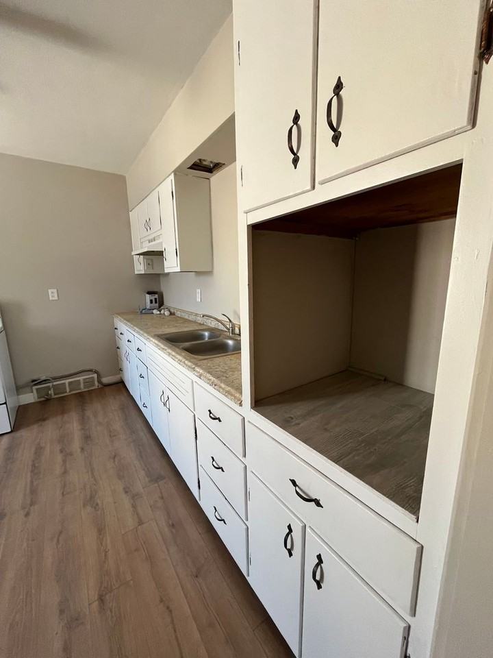 1125 E 5th St - Photo 6 of 9