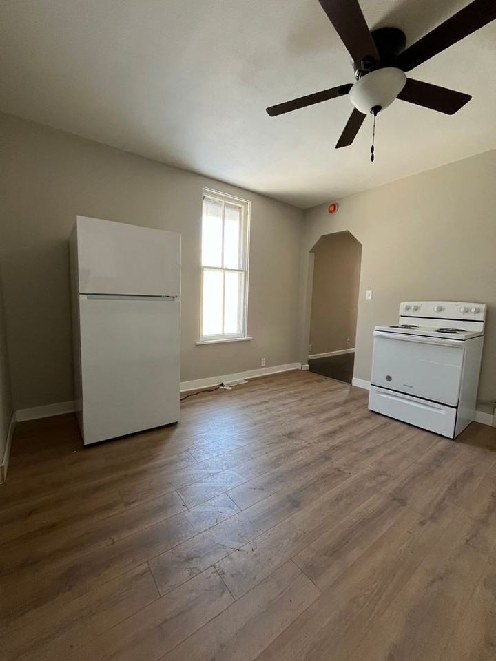 1125 E 5th St - Photo 7 of 9
