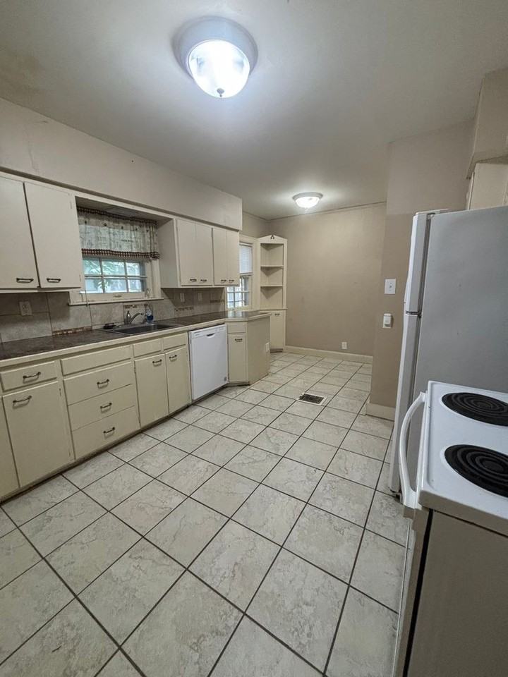 1435 Fairmount St - Photo 7 of 15