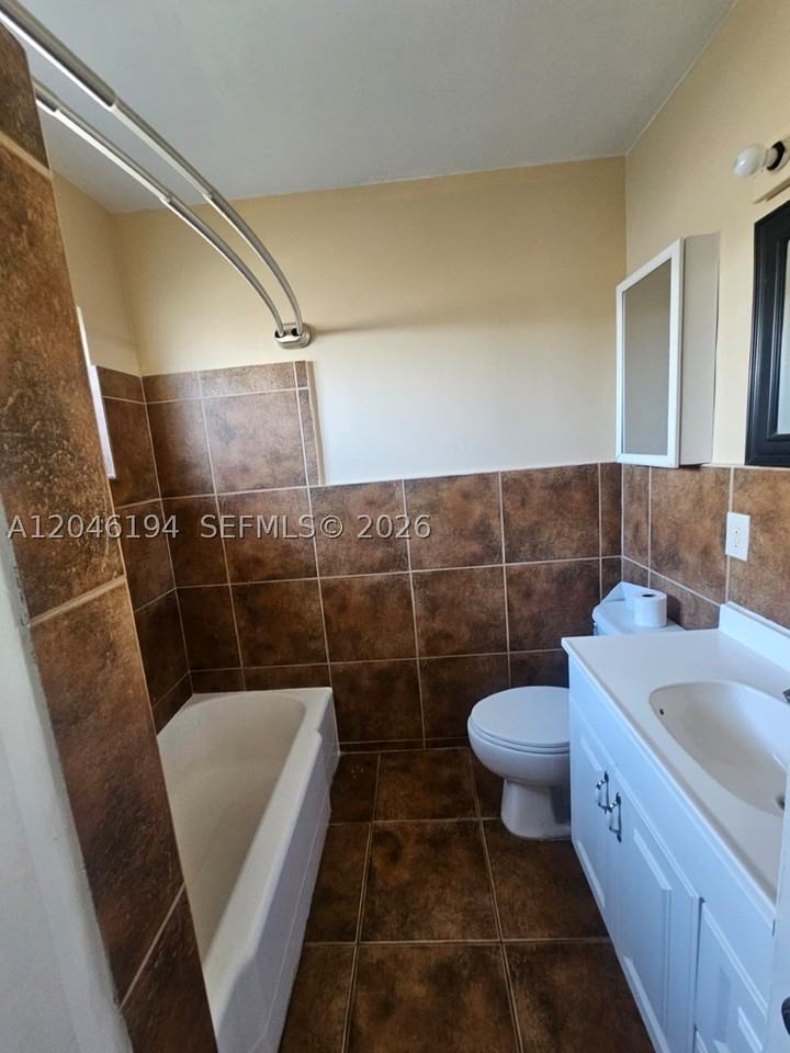 2859 Ne 30th St #3 - Photo 7 of 10