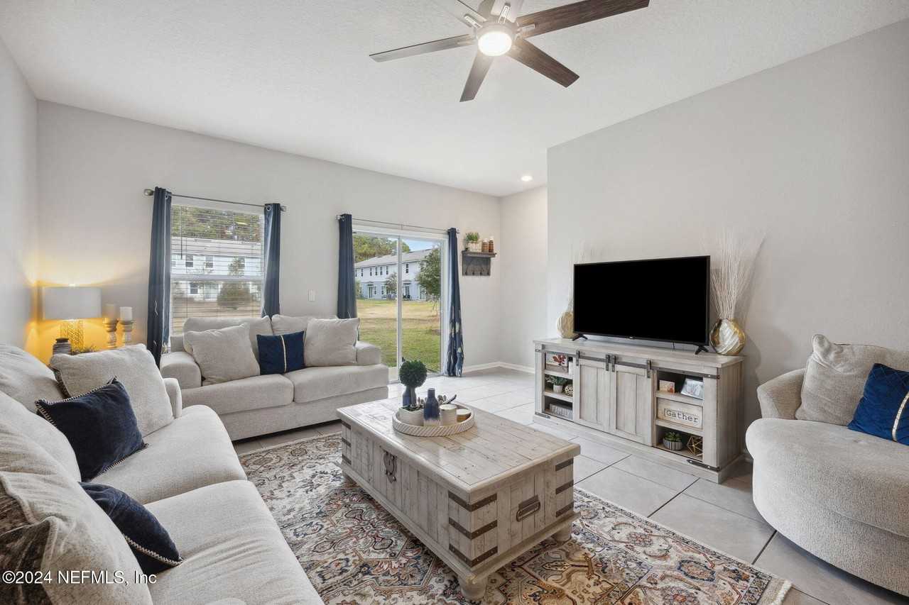 936 Capitol Pkwy - Photo 4 of 26