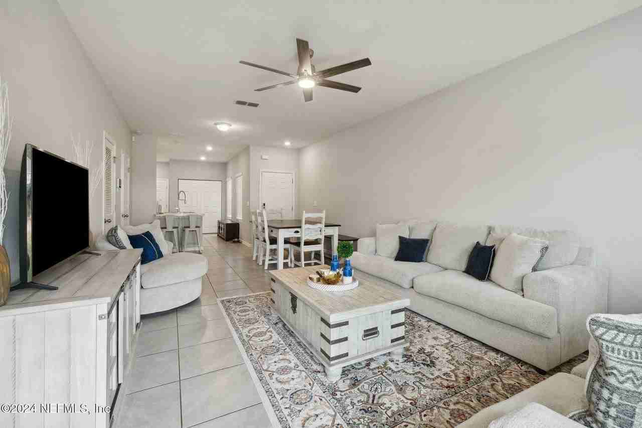 936 Capitol Pkwy - Photo 5 of 26