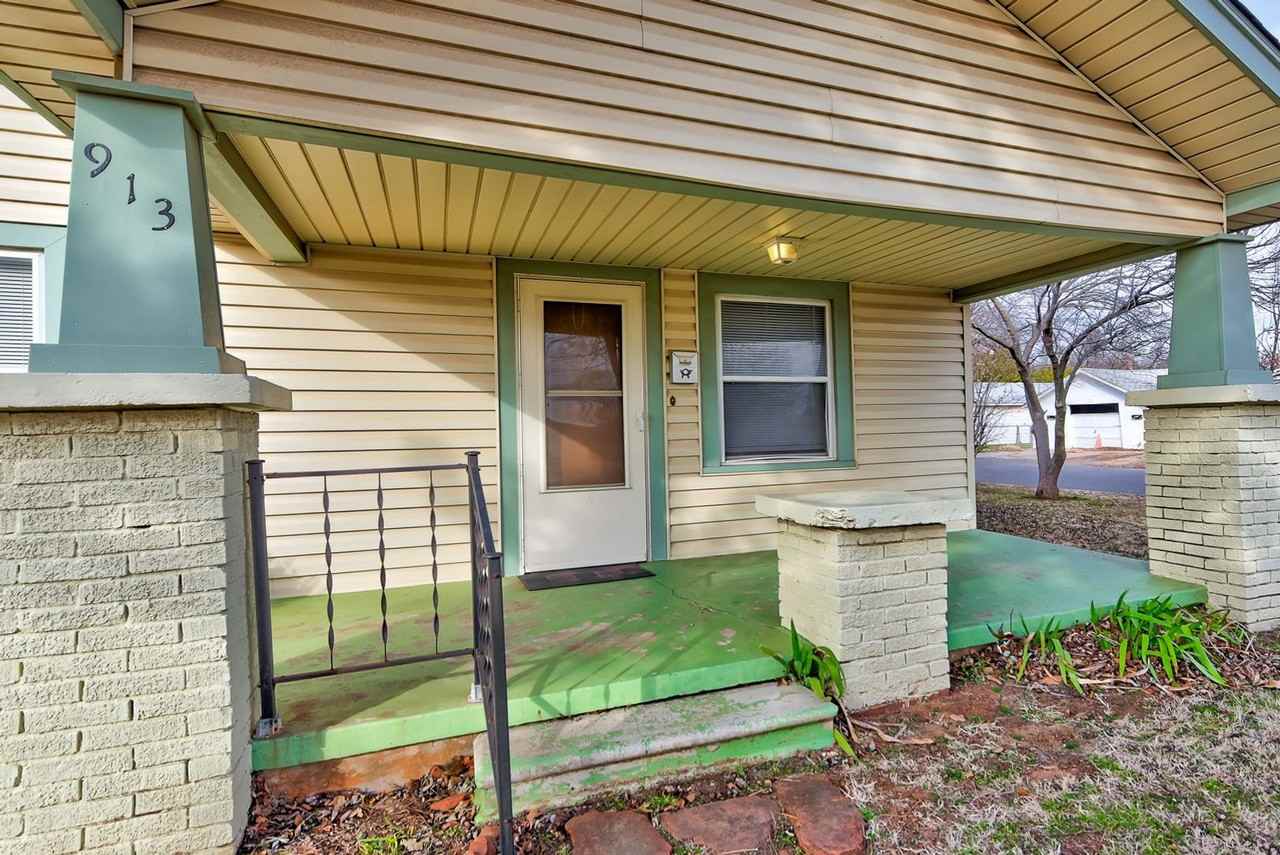 913 N Boulevard - Photo 2 of 20