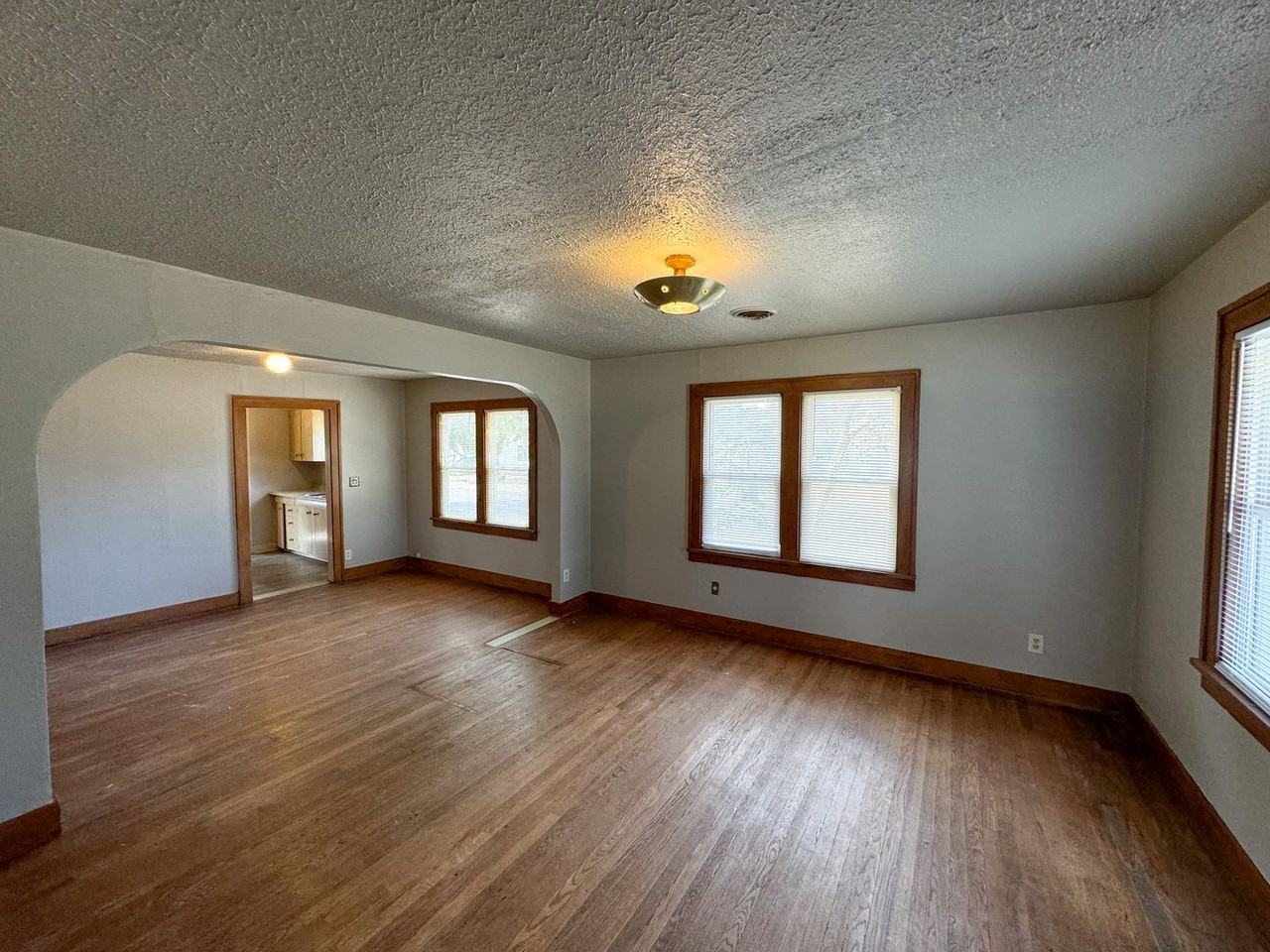 913 N Boulevard - Photo 3 of 20
