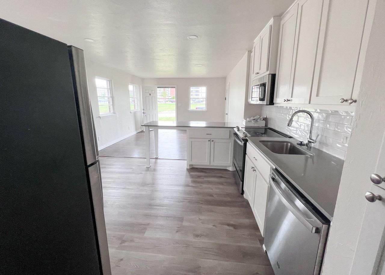 221 Ne 26th St #B - Photo 3 of 10