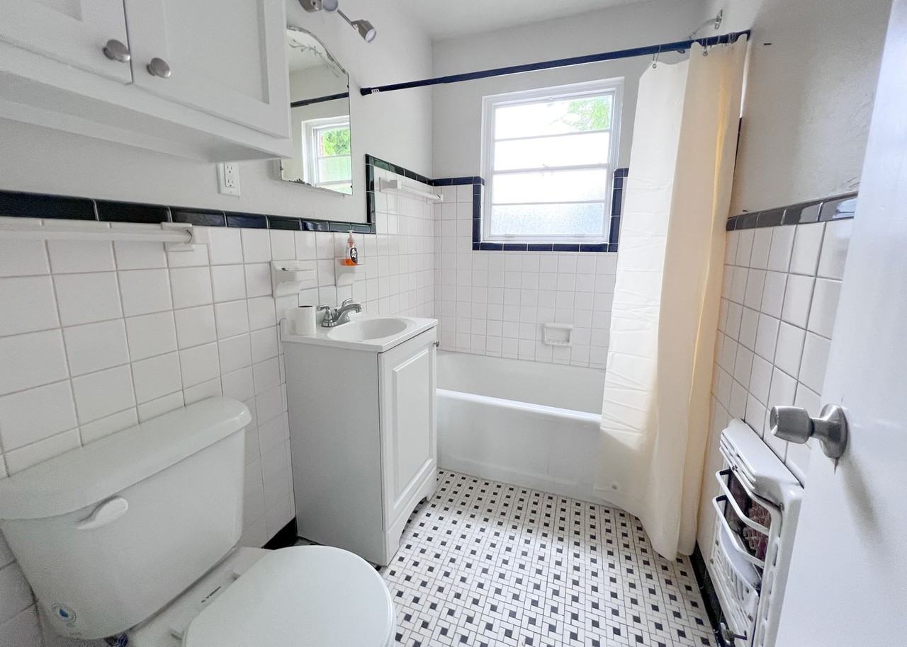 221 Ne 26th St #B - Photo 4 of 10