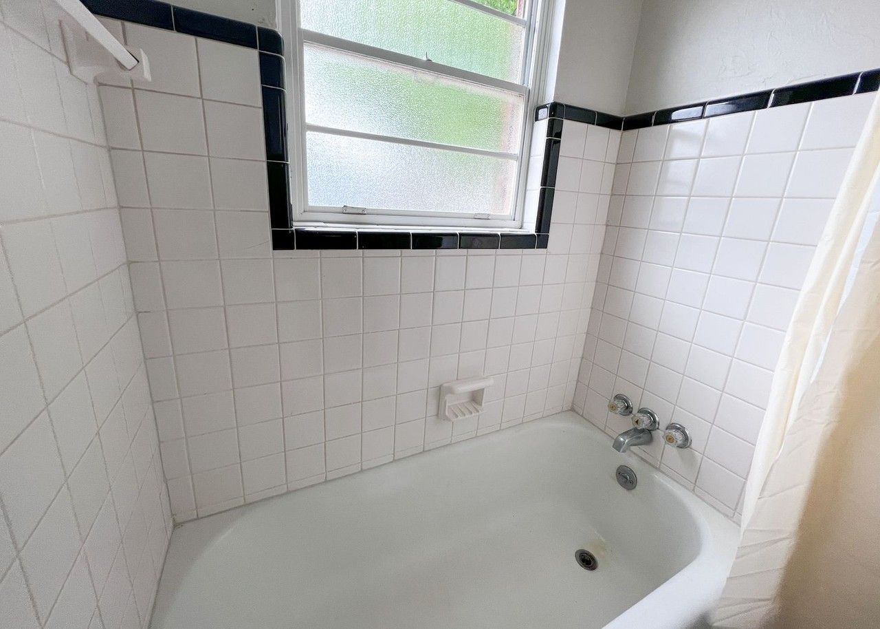 221 Ne 26th St #B - Photo 5 of 10