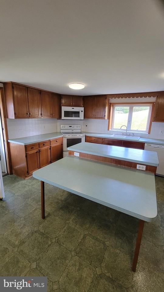 9 School House Rd - Photo 2 of 28