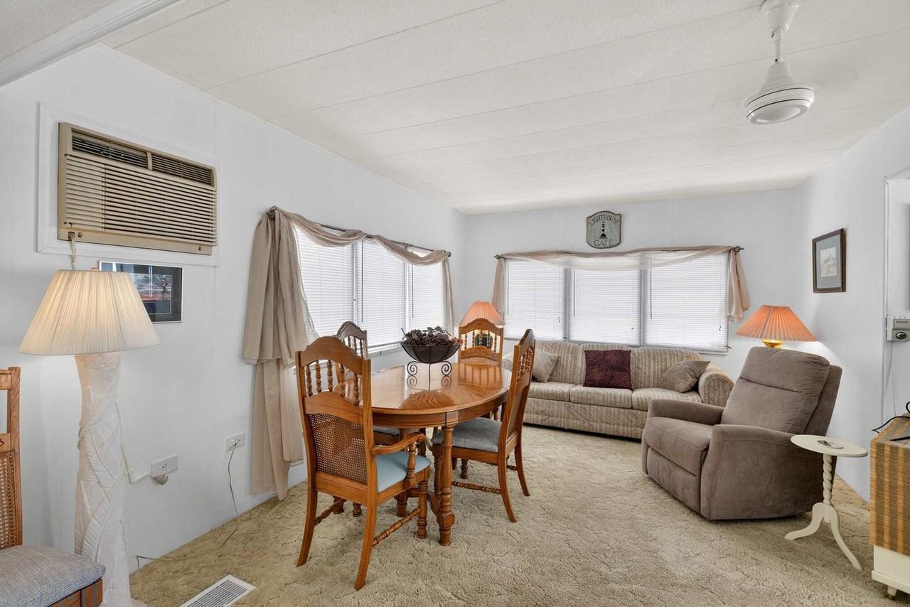 718 S Green Cir #1578363P - Photo 4 of 34